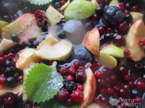 Рецепт: Компот из свежих яблок и черноплодки - с добавлением других фруктов и ягод