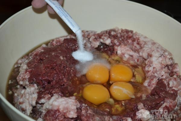 Рецепт: Котлеты "Мужской вариант" из говяже-свиного фарша - С луком и специями