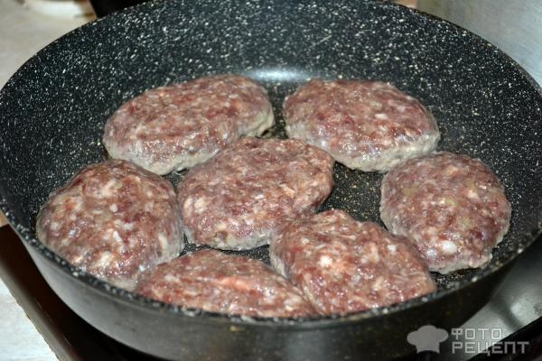 Рецепт: Котлеты "Мужской вариант" из говяже-свиного фарша - С луком и специями