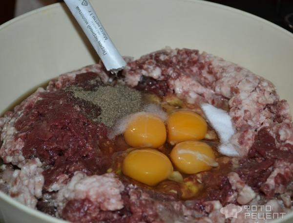 Рецепт: Котлеты "Мужской вариант" из говяже-свиного фарша - С луком и специями