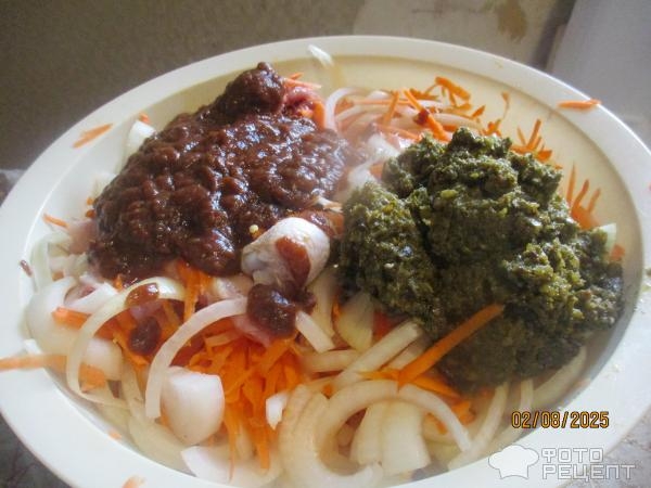 Рецепт: Курица тушеная в сливовом соусе и "русским" песто - в мультиварке-скороварке