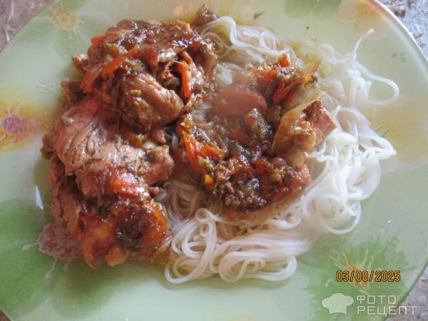 Рецепт: Курица тушеная в сливовом соусе и "русским" песто - в мультиварке-скороварке