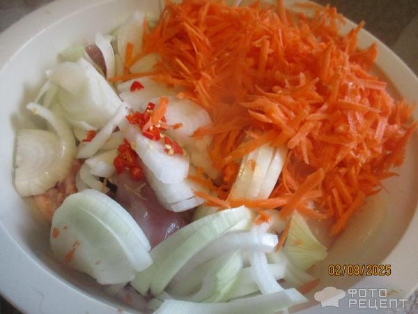 Рецепт: Курица тушеная в сливовом соусе и "русским" песто - в мультиварке-скороварке