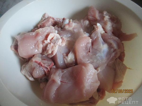 Рецепт: Курица тушеная в сливовом соусе и "русским" песто - в мультиварке-скороварке