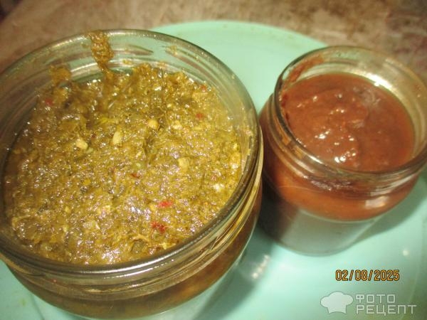 Рецепт: Курица тушеная в сливовом соусе и "русским" песто - в мультиварке-скороварке