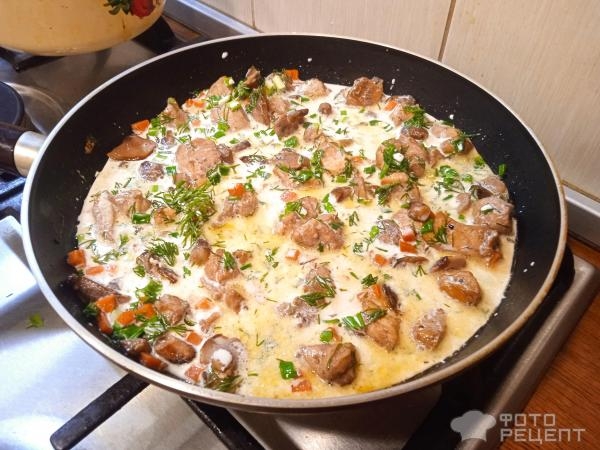 Рецепт: Куриное филе с лесными грибами в сливках - с маслятами