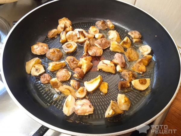 Рецепт: Куриное филе с лесными грибами в сливках - с маслятами