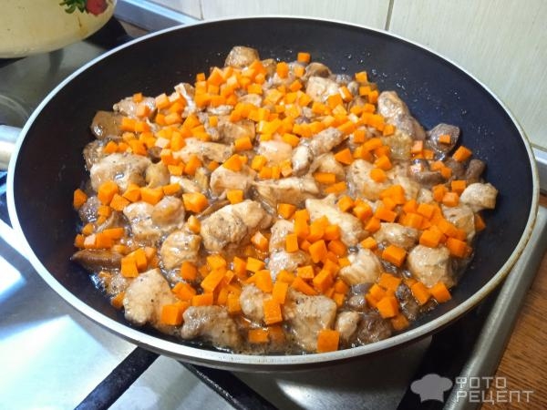 Рецепт: Куриное филе с лесными грибами в сливках - с маслятами