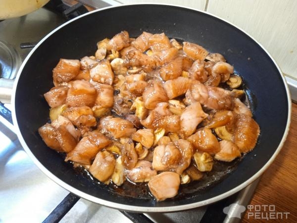 Рецепт: Куриное филе с лесными грибами в сливках - с маслятами