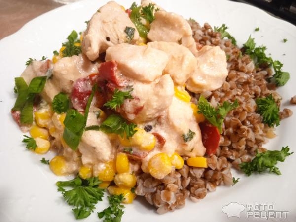 Рецепт: Куриное филе в соусе на сковороде - с кукурузой и болгарским перцем