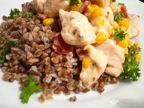 Рецепт: Куриное филе в соусе на сковороде - с кукурузой и болгарским перцем