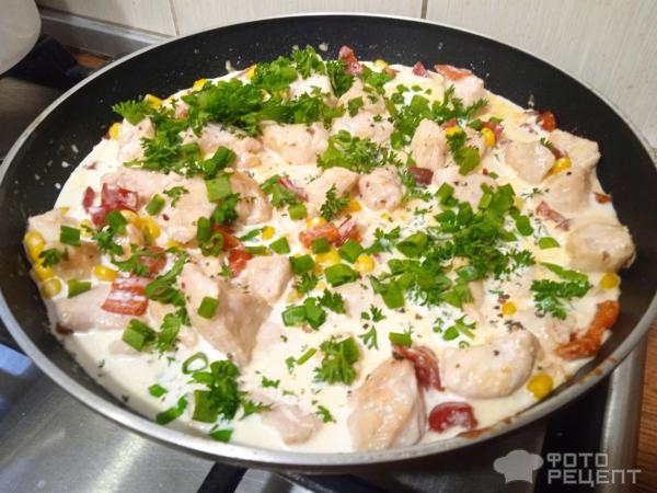 Рецепт: Куриное филе в соусе на сковороде - с кукурузой и болгарским перцем