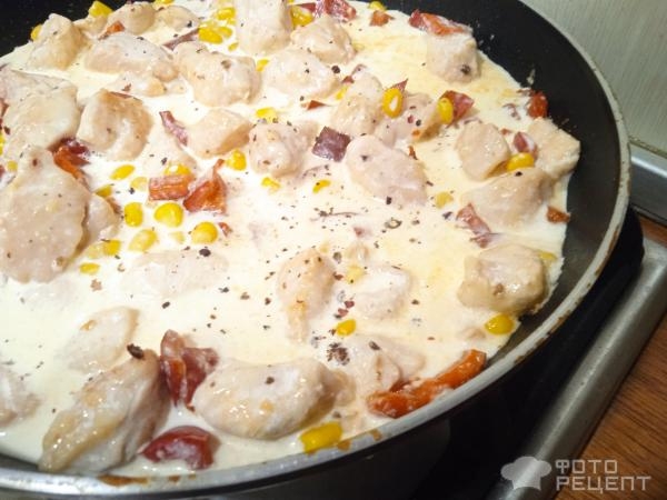 Рецепт: Куриное филе в соусе на сковороде - с кукурузой и болгарским перцем