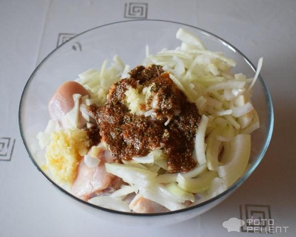 Рецепт: Куриные голени с грузинскими травами - запечённые в духовке