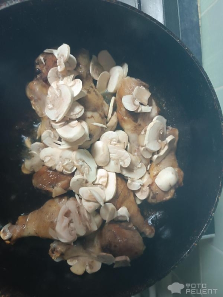 Рецепт: Куриные ножки тушеные под луком и грибами - Полезное блюдо Рецепт: Куриные ножки тушеные под луком и грибами - Полезное блюдо