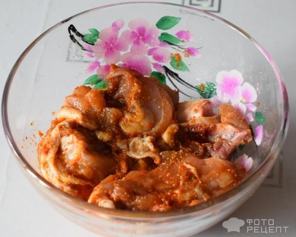 Рецепт: Куриный окорочок с овощами в горшочках - с копчёной паприкой