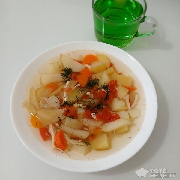 Рецепт: Куриный суп с помидорами - Диетический суп с белым мясом индейки и свежими помидорами.