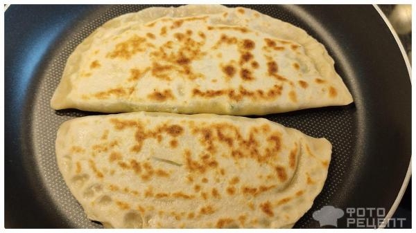 Рецепт: Кутабы с творогом и зеленью - и сыром