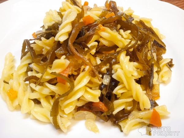 Рецепт: Макароны на сковороде - с морской капустой