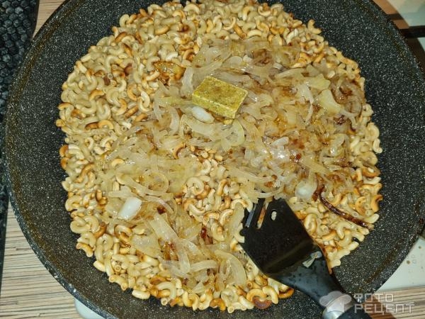 Рецепт: Макароны с обжаренным луком - С кубиком куриного бульона Рецепт: Макароны с обжаренным луком - С кубиком куриного бульона