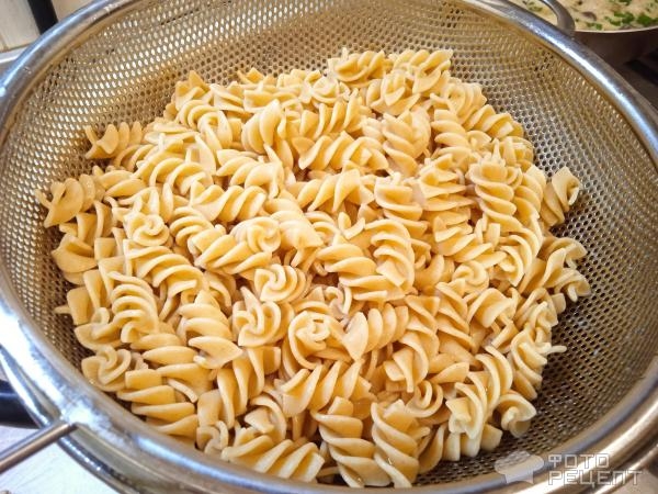 Рецепт: Макароны, тушеные с грибами - с лесными грибами в сливочном соусе