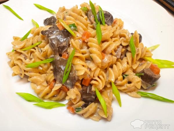 Рецепт: Макароны, тушеные с грибами - с лесными грибами в сливочном соусе