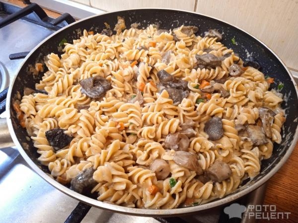 Рецепт: Макароны, тушеные с грибами - с лесными грибами в сливочном соусе