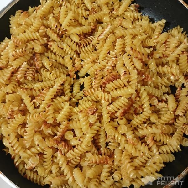 Рецепт: Макароны жареные - Жареные макароны? Это когда готовишь макароны, а пахнет беляшами:)