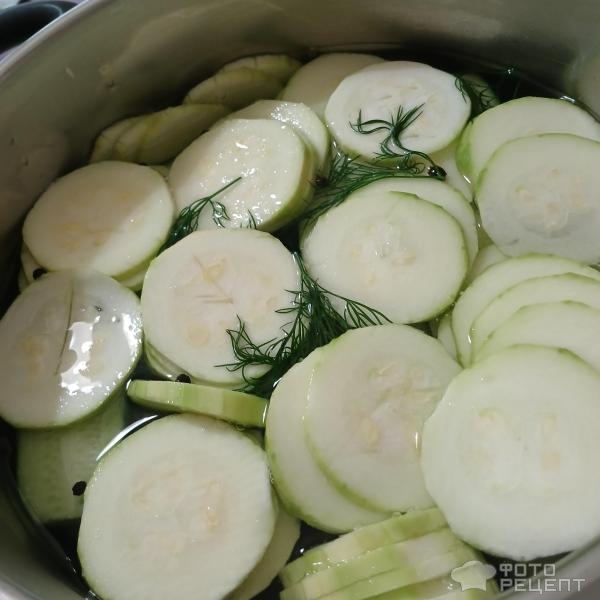 Рецепт: Малосольные огурчики с кабачками в горячем маринаде - Быстрый способ засолки малосольных огурцов горячим маринадом. С молодыми кабачками и чесноком.