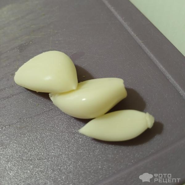 Рецепт: Малосольные огурчики с кабачками в горячем маринаде - Быстрый способ засолки малосольных огурцов горячим маринадом. С молодыми кабачками и чесноком.