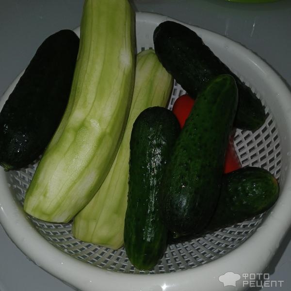 Рецепт: Малосольные огурчики с кабачками в горячем маринаде - Быстрый способ засолки малосольных огурцов горячим маринадом. С молодыми кабачками и чесноком.