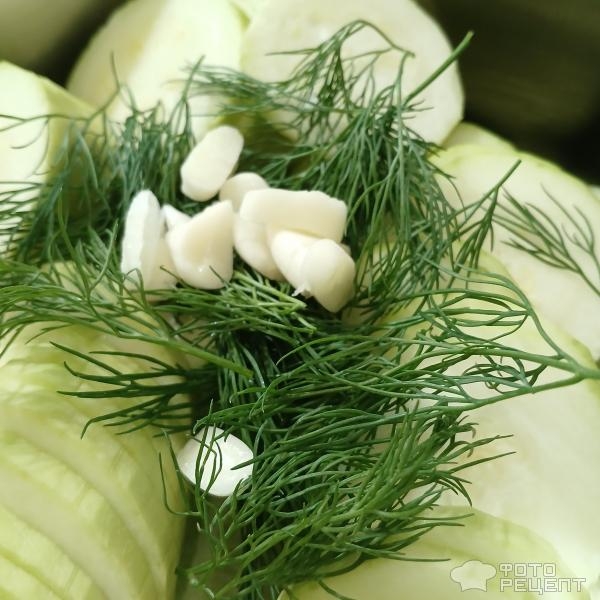 Рецепт: Малосольные огурчики с кабачками в горячем маринаде - Быстрый способ засолки малосольных огурцов горячим маринадом. С молодыми кабачками и чесноком.