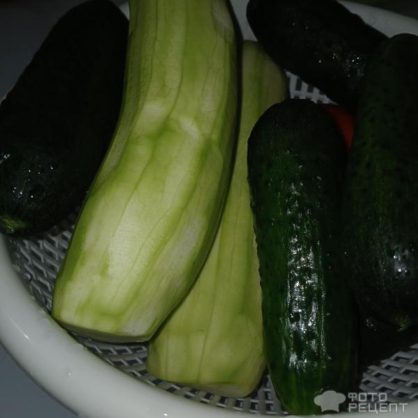 Рецепт: Малосольные огурчики с кабачками в горячем маринаде - Быстрый способ засолки малосольных огурцов горячим маринадом. С молодыми кабачками и чесноком.