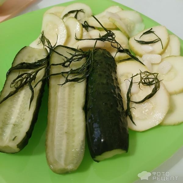 Рецепт: Малосольные огурчики с кабачками в горячем маринаде - Быстрый способ засолки малосольных огурцов горячим маринадом. С молодыми кабачками и чесноком.