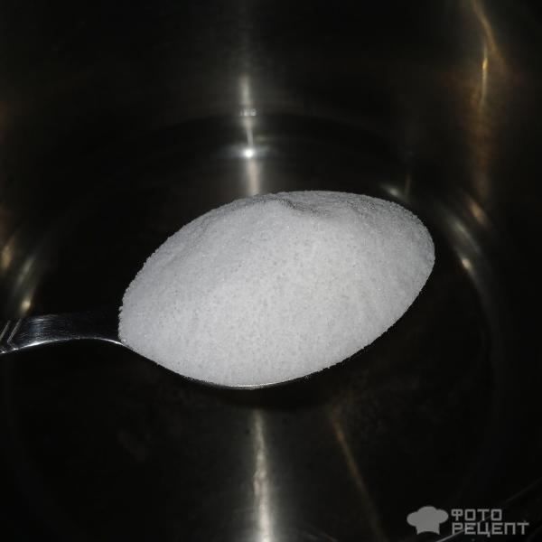 Рецепт: Малосольные огурчики с кабачками в горячем маринаде - Быстрый способ засолки малосольных огурцов горячим маринадом. С молодыми кабачками и чесноком.