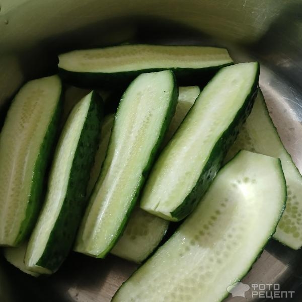 Рецепт: Малосольные огурчики с кабачками в горячем маринаде - Быстрый способ засолки малосольных огурцов горячим маринадом. С молодыми кабачками и чесноком.