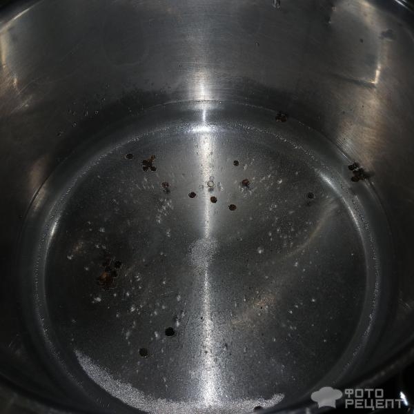 Рецепт: Малосольные огурчики с кабачками в горячем маринаде - Быстрый способ засолки малосольных огурцов горячим маринадом. С молодыми кабачками и чесноком.