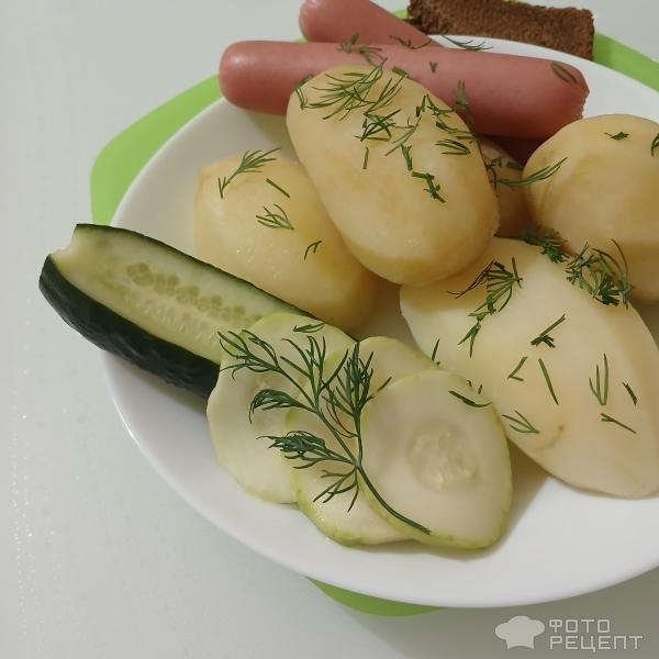 Рецепт: Малосольные огурчики с кабачками в горячем маринаде - Быстрый способ засолки малосольных огурцов горячим маринадом. С молодыми кабачками и чесноком.