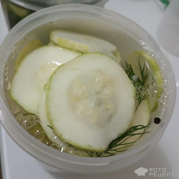 Рецепт: Малосольные огурчики с кабачками в горячем маринаде - Быстрый способ засолки малосольных огурцов горячим маринадом. С молодыми кабачками и чесноком.