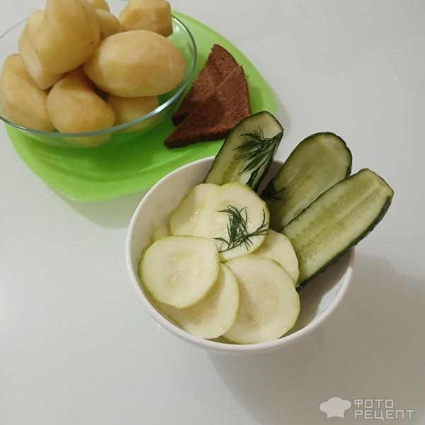 Рецепт: Малосольные огурчики с кабачками в горячем маринаде - Быстрый способ засолки малосольных огурцов горячим маринадом. С молодыми кабачками и чесноком.