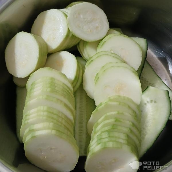 Рецепт: Малосольные огурчики с кабачками в горячем маринаде - Быстрый способ засолки малосольных огурцов горячим маринадом. С молодыми кабачками и чесноком.