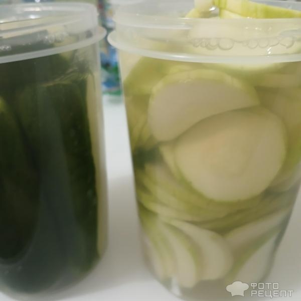 Рецепт: Малосольные огурчики с кабачками в горячем маринаде - Быстрый способ засолки малосольных огурцов горячим маринадом. С молодыми кабачками и чесноком.