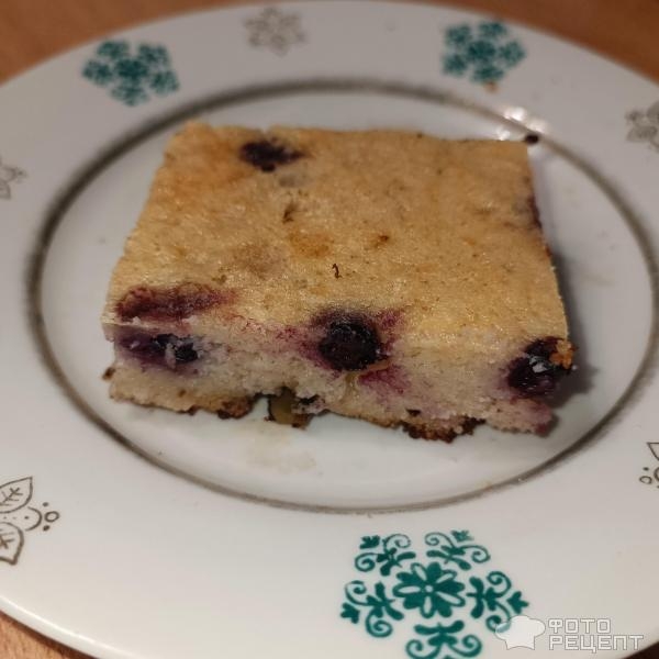 Рецепт: Манник с творогом - И яблочками, украшен замороженными ягодами Рецепт: Манник с творогом - И яблочками, украшен замороженными ягодами