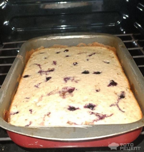 Рецепт: Манник с творогом - И яблочками, украшен замороженными ягодами Рецепт: Манник с творогом - И яблочками, украшен замороженными ягодами