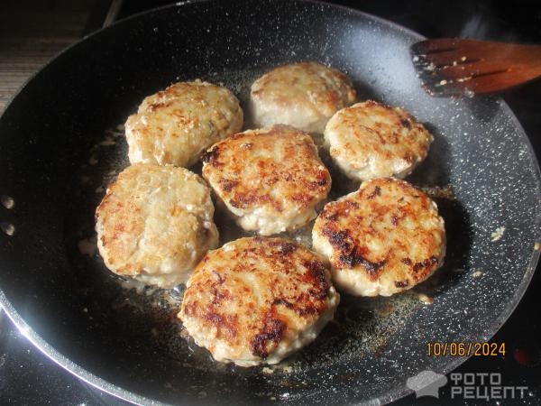 Рецепт: Мясо-рыбные котлеты - мягкие сочные Рецепт: Мясо-рыбные котлеты - мягкие сочные