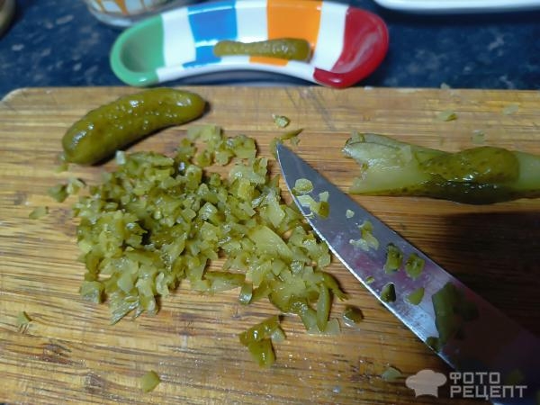 Рецепт: Мясо с горчицей и рисовой мукой - Тушёные с корнишонами, луком и томатной пастой