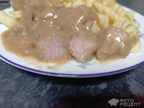 Рецепт: Мясо с горчицей и рисовой мукой - Тушёные с корнишонами, луком и томатной пастой