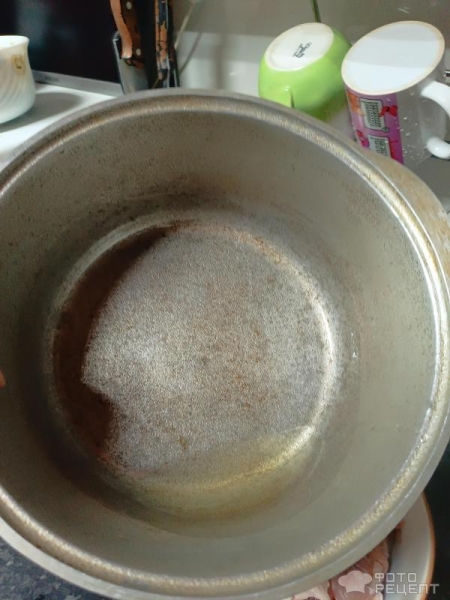 Рецепт: Мясо с горчицей и рисовой мукой - Тушёные с корнишонами, луком и томатной пастой