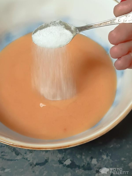 Рецепт: Мясо с горчицей и рисовой мукой - Тушёные с корнишонами, луком и томатной пастой