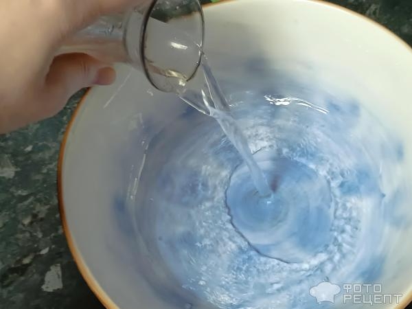 Рецепт: Мясо с горчицей и рисовой мукой - Тушёные с корнишонами, луком и томатной пастой